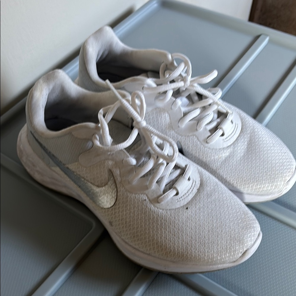 Nike Women's White and Silver Athletic Shoes